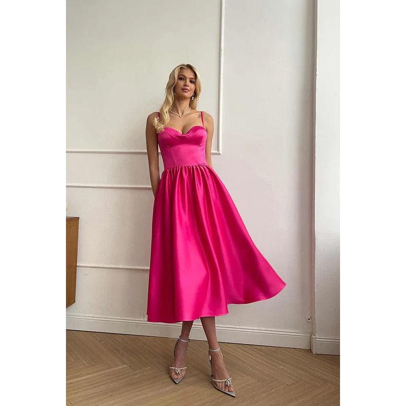 Robe de soirée mi-longue en satin froncé, simple, décolleté en cœur, sans manches 