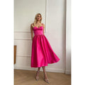 Robe de soirée mi-longue en satin froncé, simple, décolleté en cœur, sans manches 