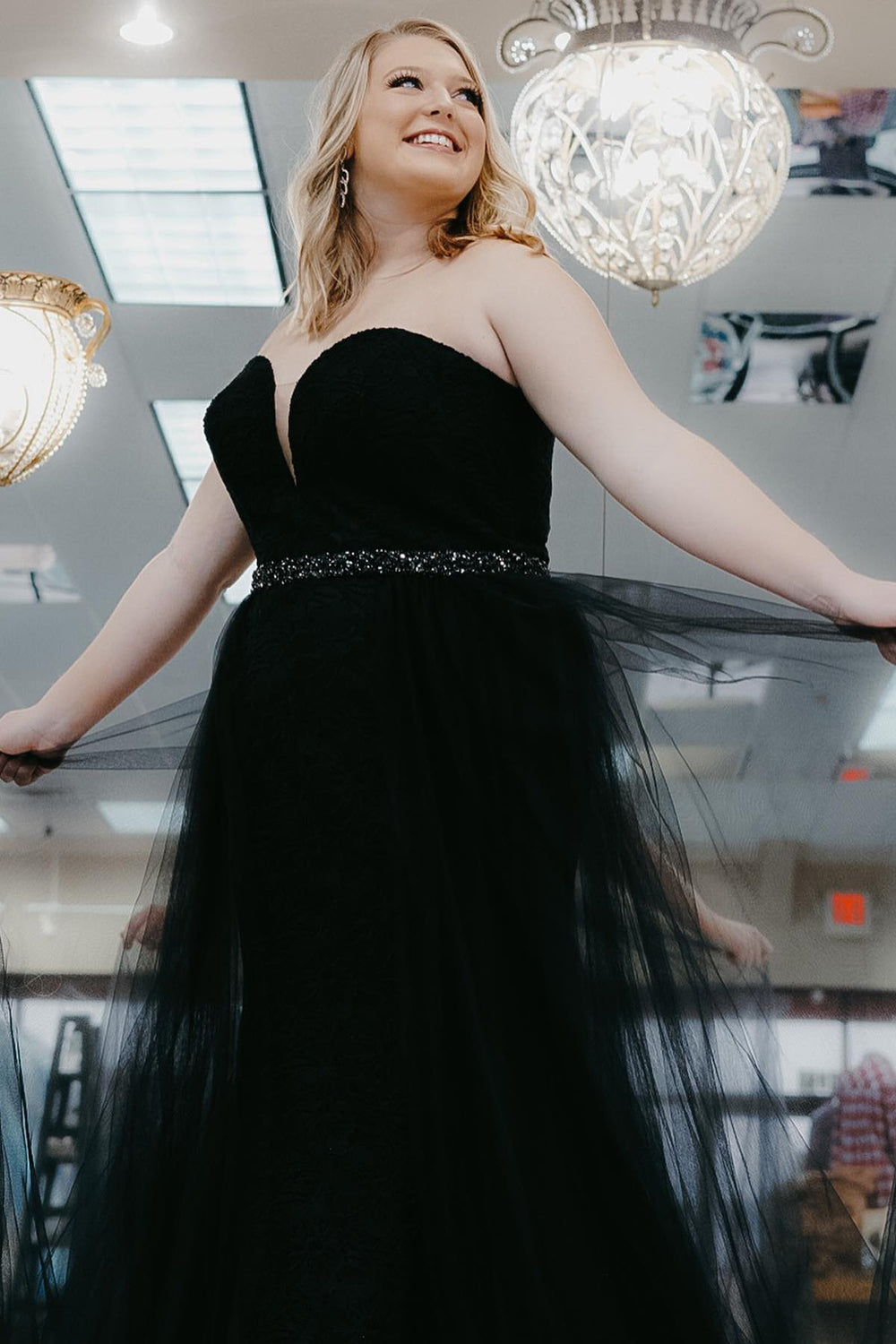Vestido de graduación negro de talla grande, corte línea, escote corazón y pedrería