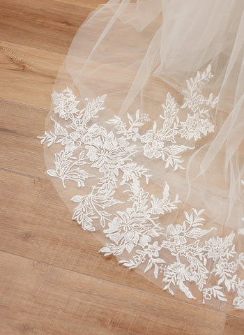 Vestido de niña de las flores para la Primera Comunión, estilo princesa, manga larga y cola de tul. 