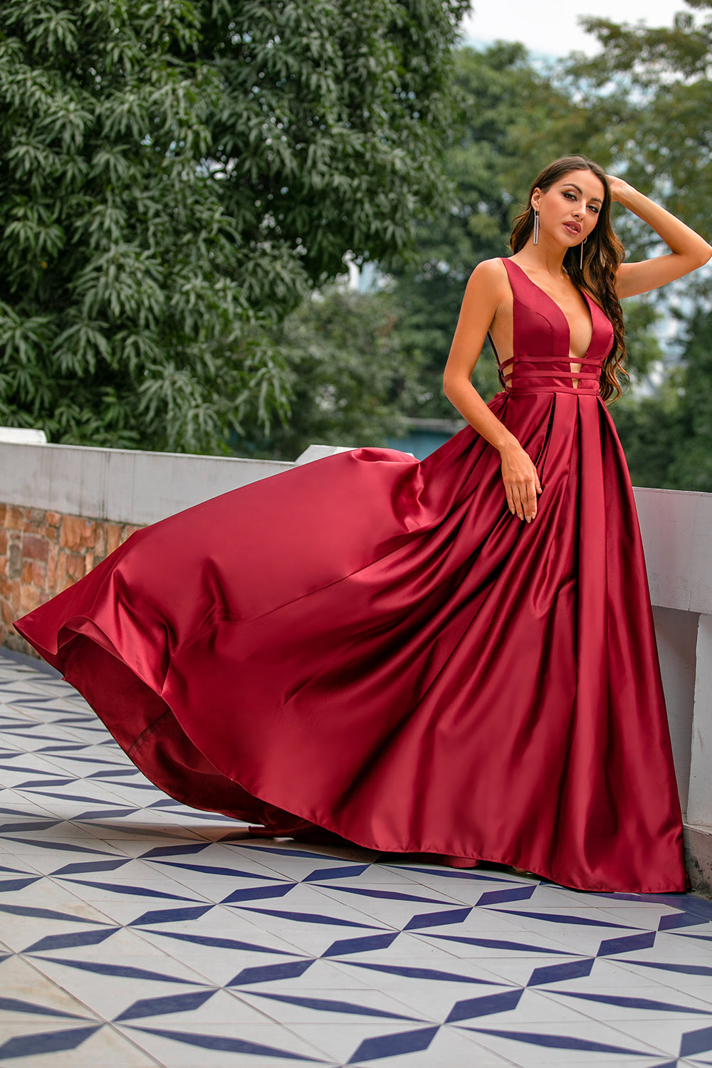 Vestido de fiesta de satén burdeos con escote en V profundo y corte en A