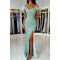 Vestido largo formal de fiesta con hombros descubiertos, lentejuelas y plumas, corte tubo/columna, con abertura 