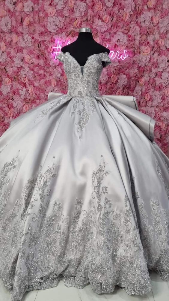 Vestido de quinceañera plateado de lujo con hombros descubiertos, vestido de baile plateado Y1157