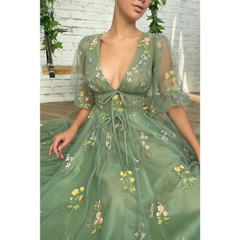 Robe de bal sexy en dentelle brodée à manches mi-longues et col en V avec poches