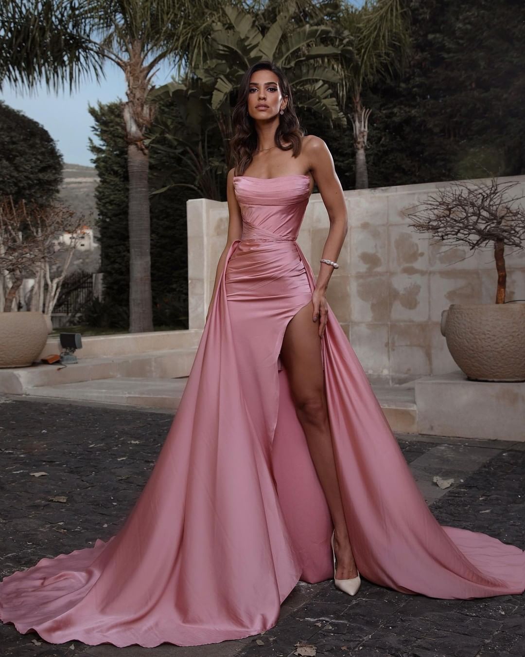 Vestido largo de sirena sin tirantes, de satén, sin mangas, con abertura, ideal para fiestas de graduación.