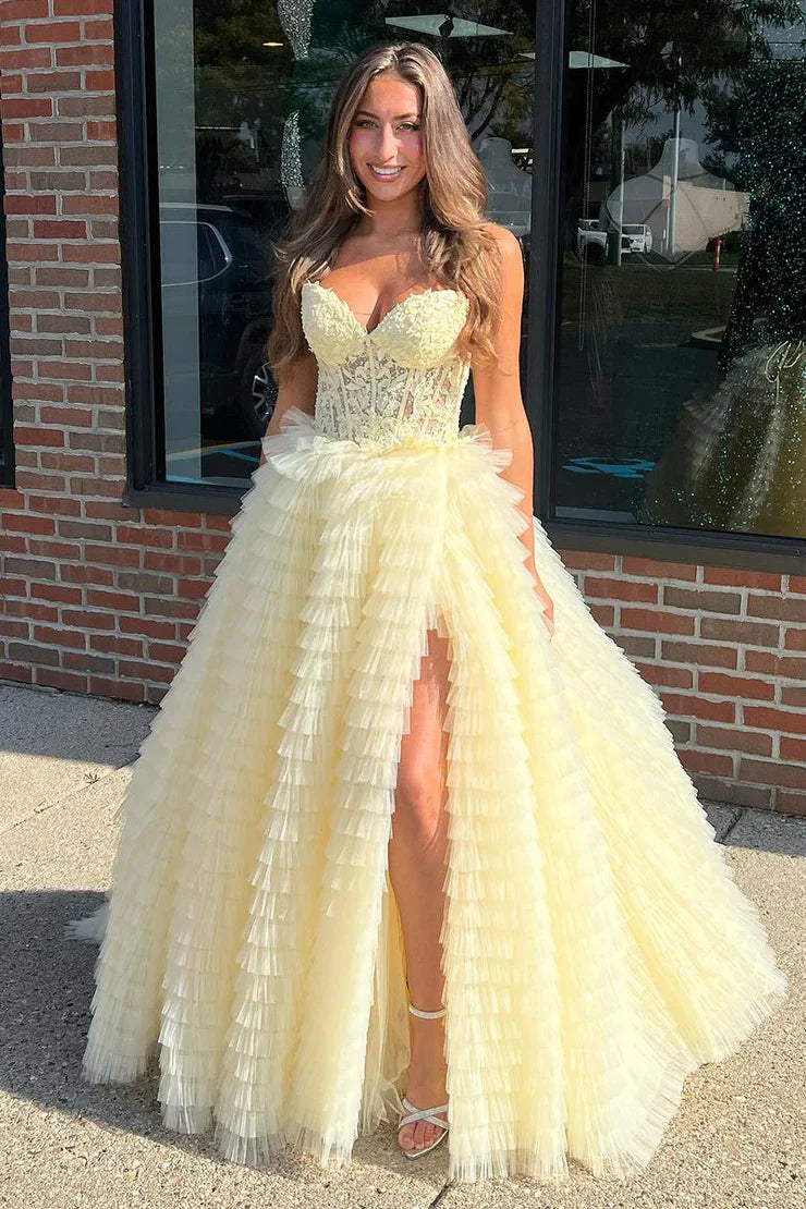 Precioso vestido de fiesta rosa de corte A con escote corazón y corsé, adornado con apliques.