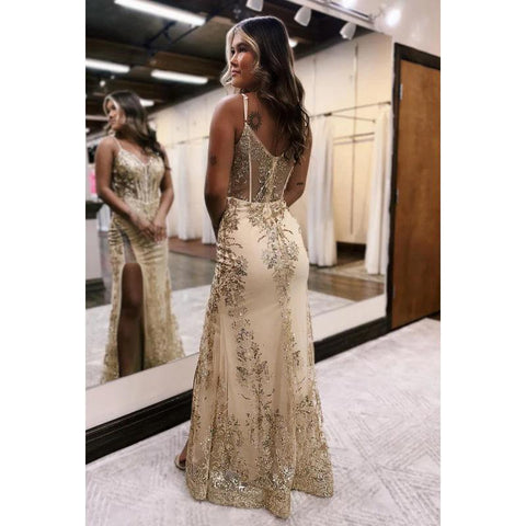 Elegante y lujoso vestido de fiesta con tirantes finos, escote en V y apliques