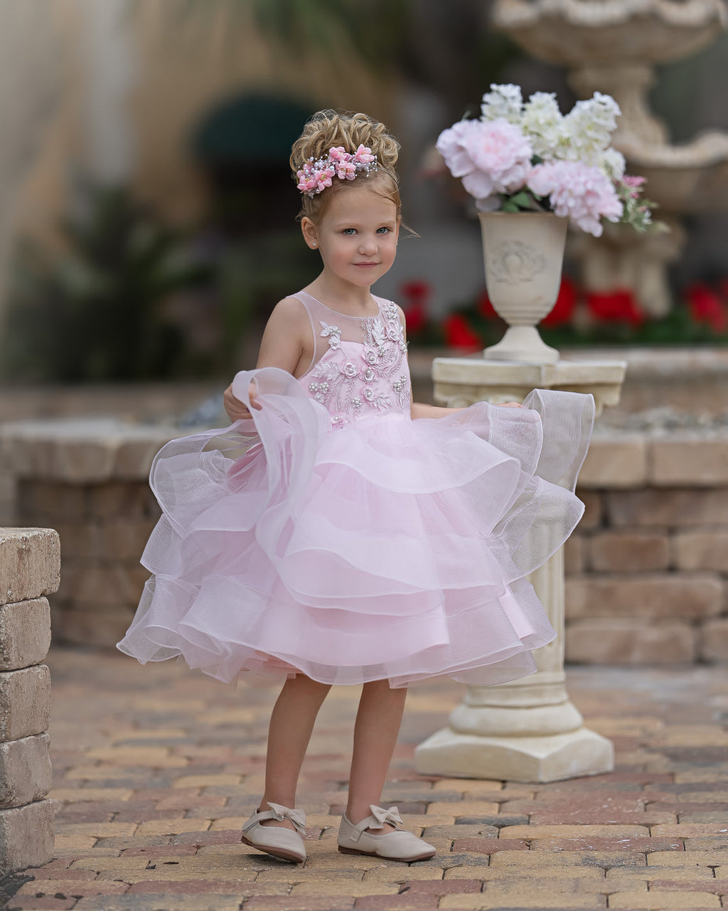Elegante vestido rosa de niña de las flores hasta la rodilla con apliques florales 