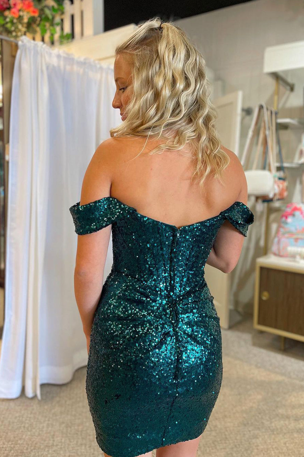 Vestido corto de fiesta con lentejuelas verde oscuro, escote palabra de honor y hombros descubiertos
