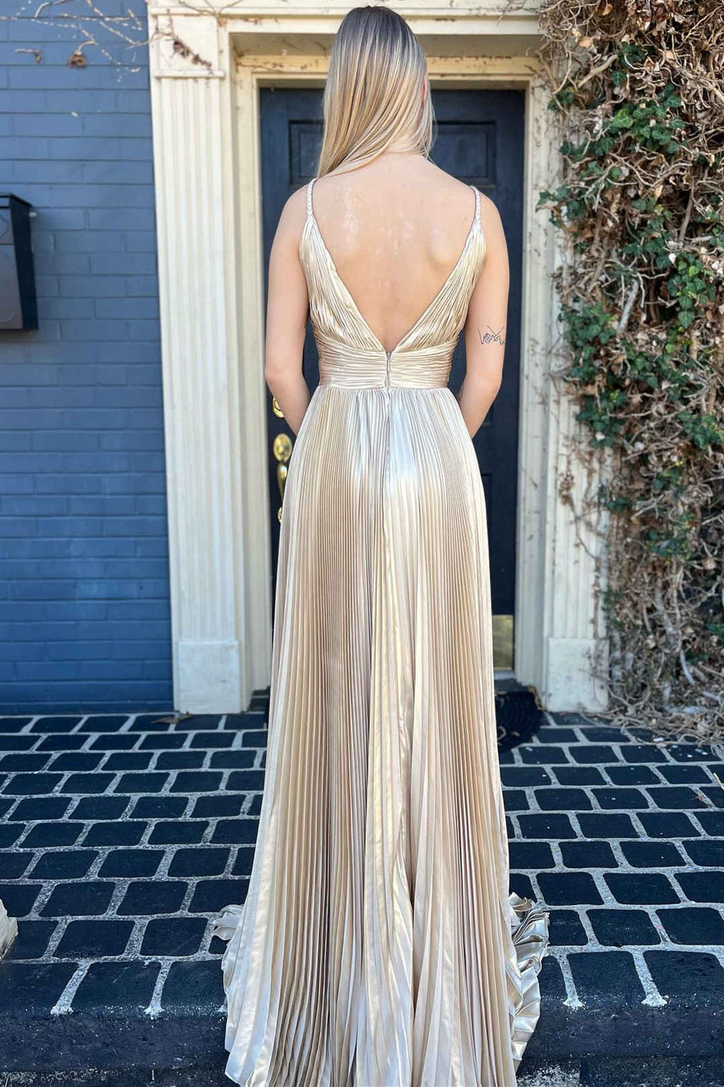 Robe de bal longue plissée dorée à décolleté plongeant en V