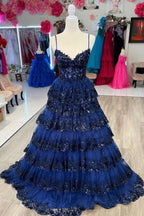 Vestido de graduación de encaje escalonado con tirantes finos y corte en A