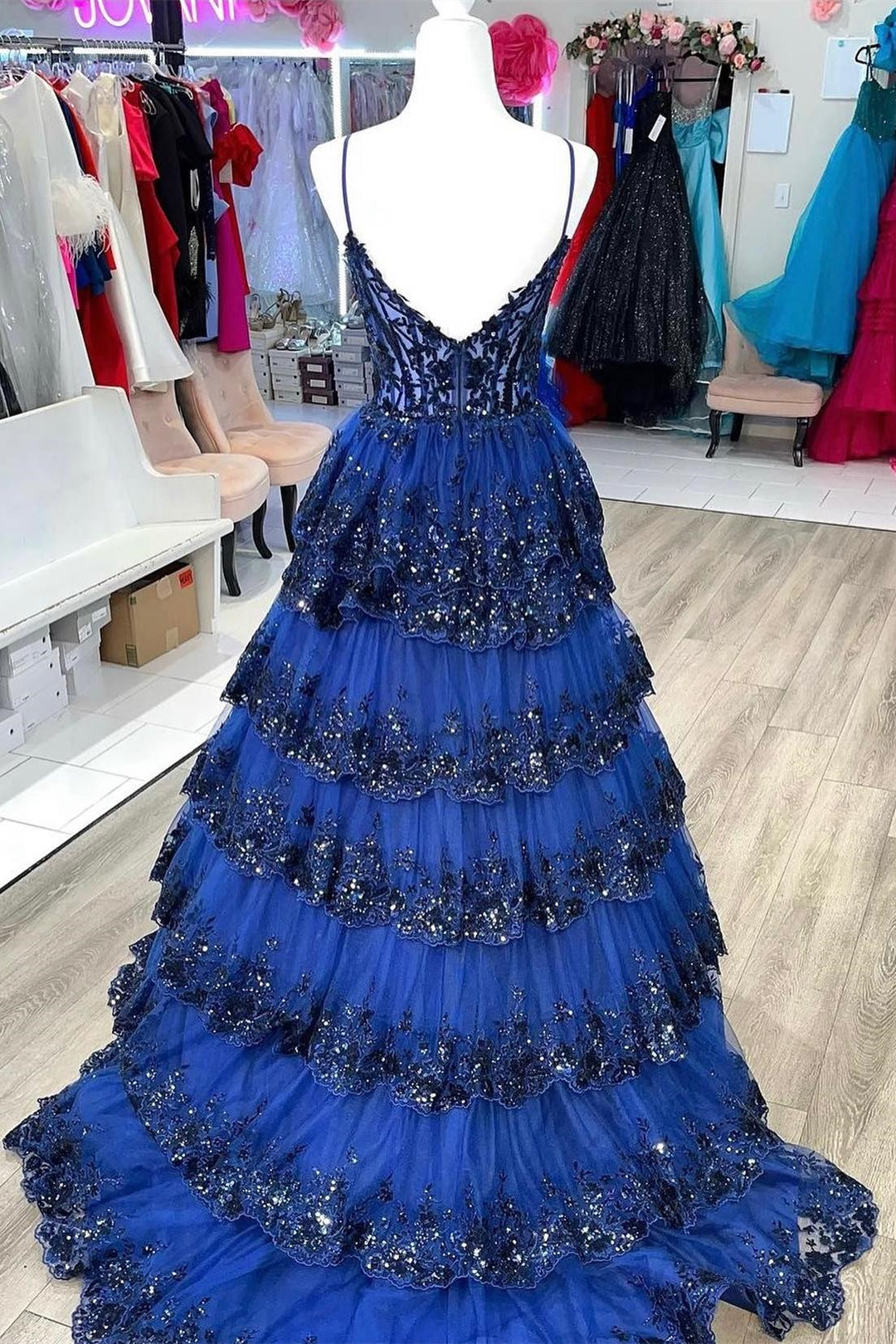 Vestido de graduación de encaje escalonado con tirantes finos y corte en A