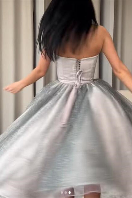 Robe de bal courte argentée sans bretelles, coupe trapèze, à volants, sequins et tulle