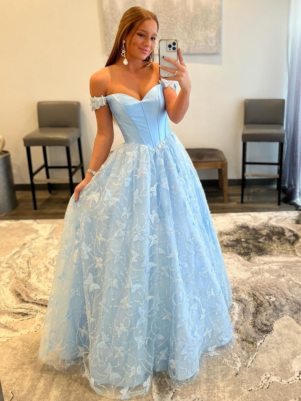 Vestido de graduación de satén y encaje con hombros descubiertos