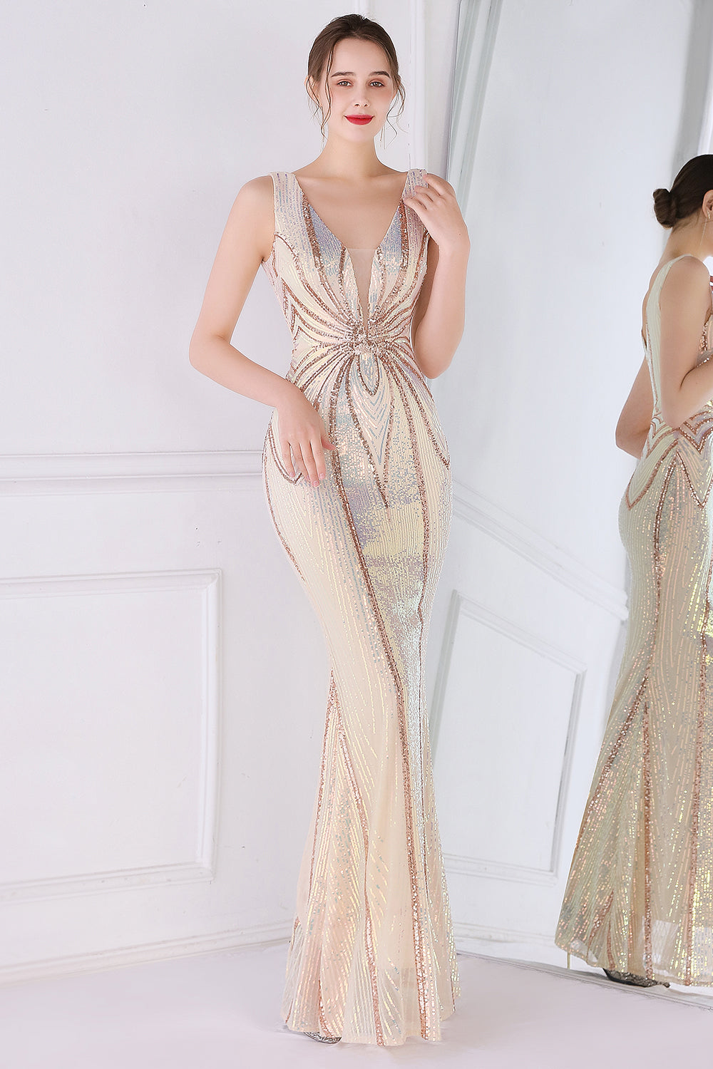 Robe de bal abricot doré à décolleté plongeant en V