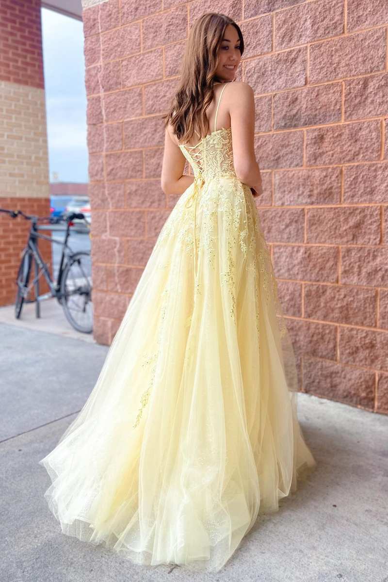 Vestido de fiesta amarillo de corte A con apliques de tul y cordones