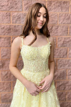 Vestido de fiesta amarillo de corte A con apliques de tul y cordones