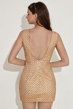 Vestido de cóctel dorado con escote en V y cuentas