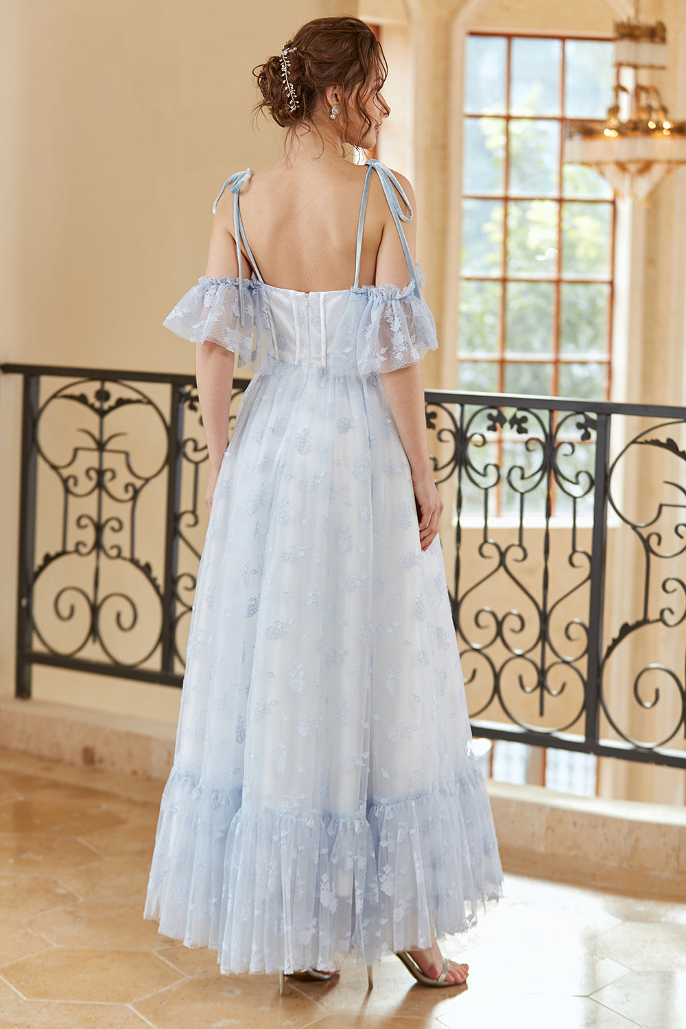 Robe de bal longue bleu clair, coupe princesse, épaules dénudées