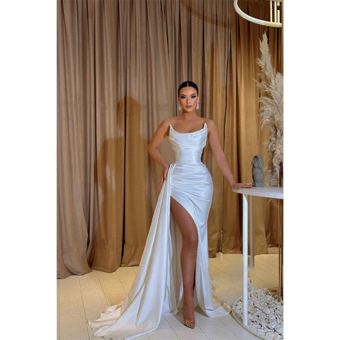 Vestido largo de fiesta formal de satén sin tirantes con pliegues y abertura lateral. Incluye guantes.