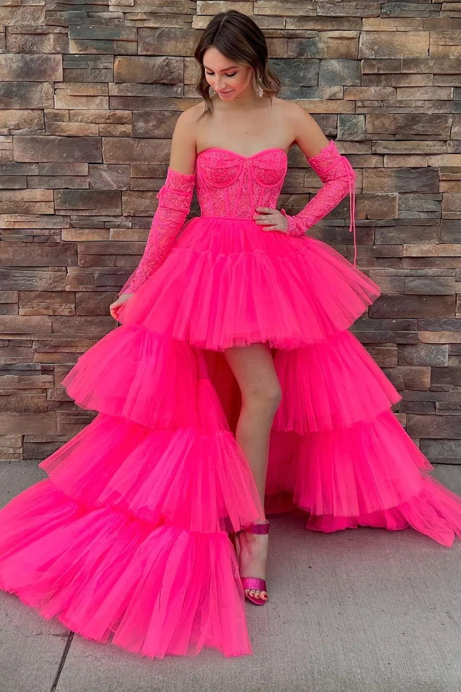 Vestido de graduación asimétrico de tul con volantes y corte en A