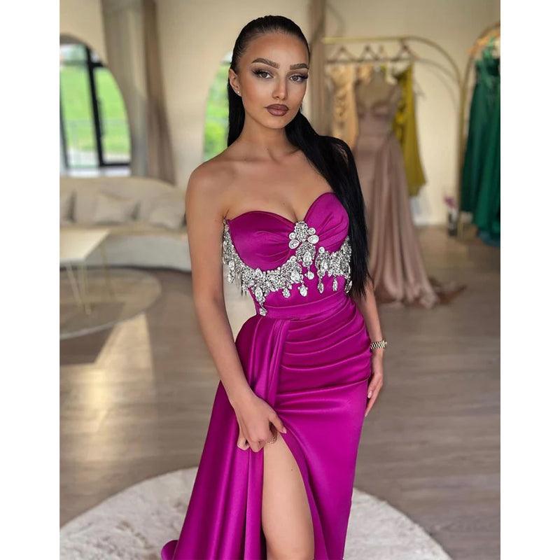 Vestido largo de fiesta formal con escote en forma de corazón y cristales, con abertura y corte tubo/columna para noche 