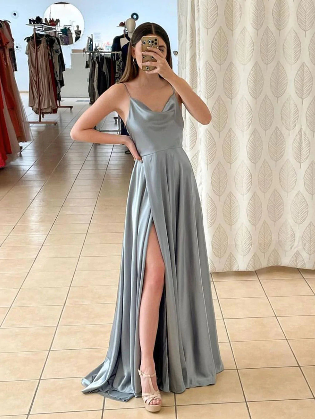 Vestido largo de fiesta verde claro con tirantes finos y corte en A con lentejuelas