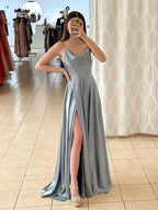 Vestido largo de fiesta verde claro con tirantes finos y corte en A con lentejuelas