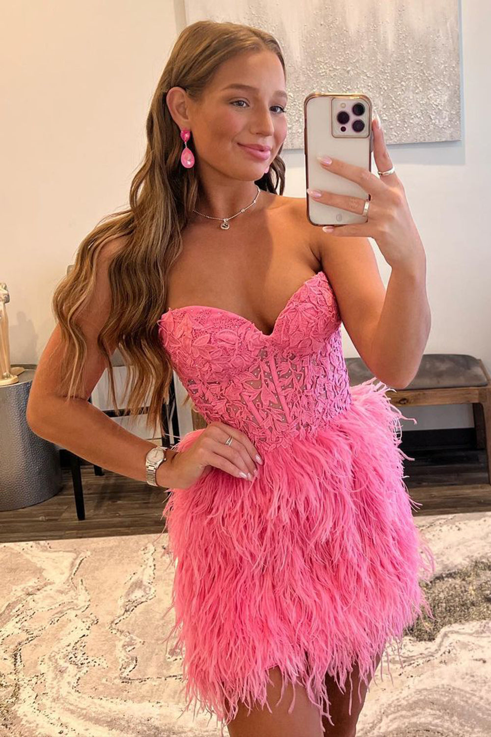 Vestido corto negro ajustado de fiesta de bienvenida con escote corazón y plumas