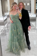 Vestido largo de fiesta corte A con escote corazón y bordado