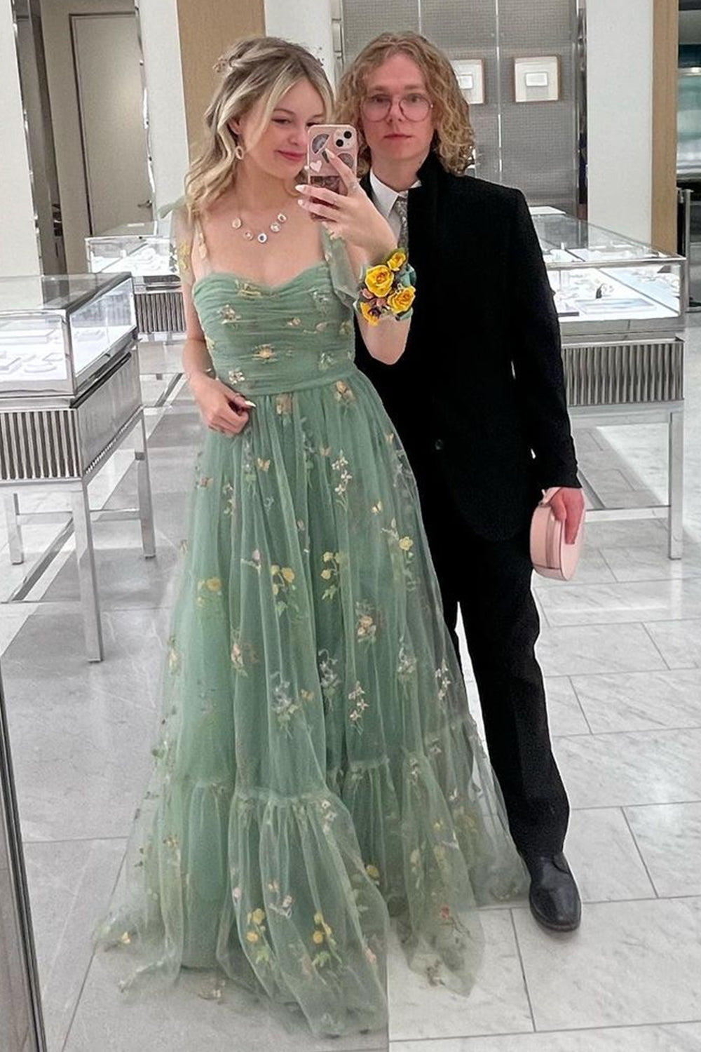 Vestido largo de fiesta corte A con escote corazón y bordado