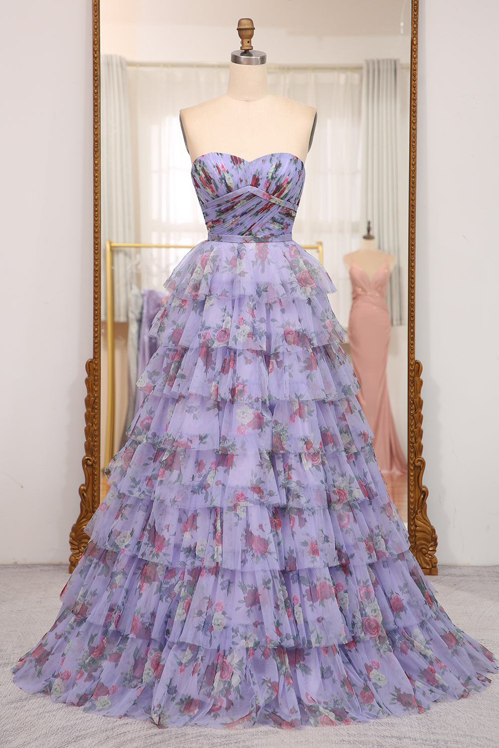 Charmante robe de bal longue bleue imprimée à épaules dénudées et à volants, coupe trapèze.