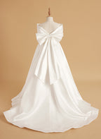 Elegante vestido de princesa de satén marfil con cola y lazo para niñas de las flores 