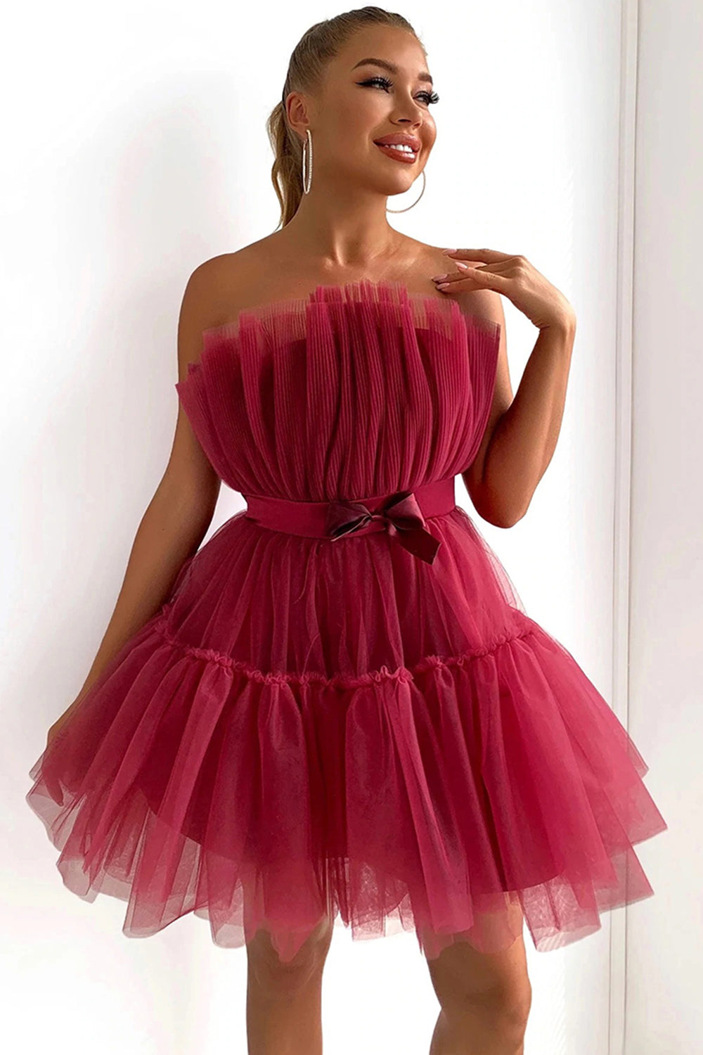 Lindo vestido corto negro sin tirantes de corte en A para baile de bienvenida