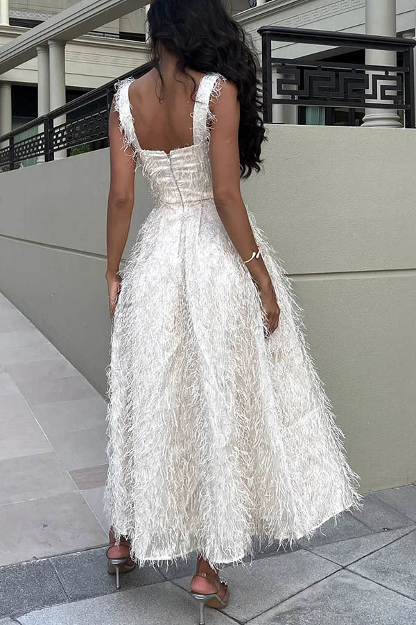 Robe midi féérique et ravissante à col carré en tissu duveteux et à franges. 