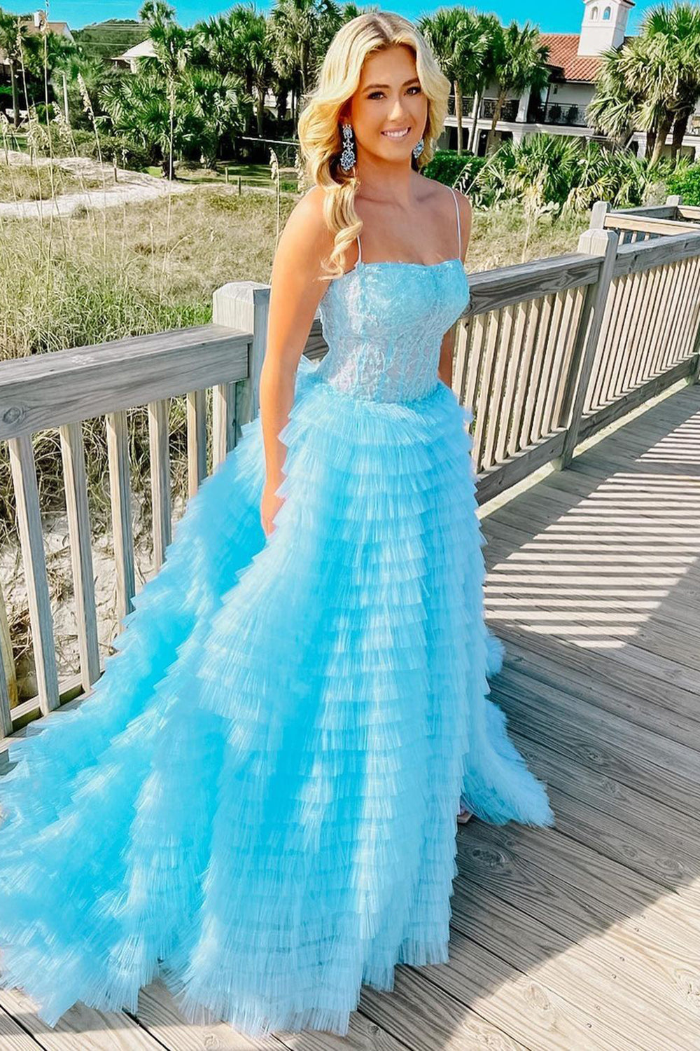 Vestido de fiesta largo de tul con corsé escalonado, tirantes finos y corte en A