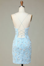 Robe de bal courte bleu clair moulante à fines bretelles et perles