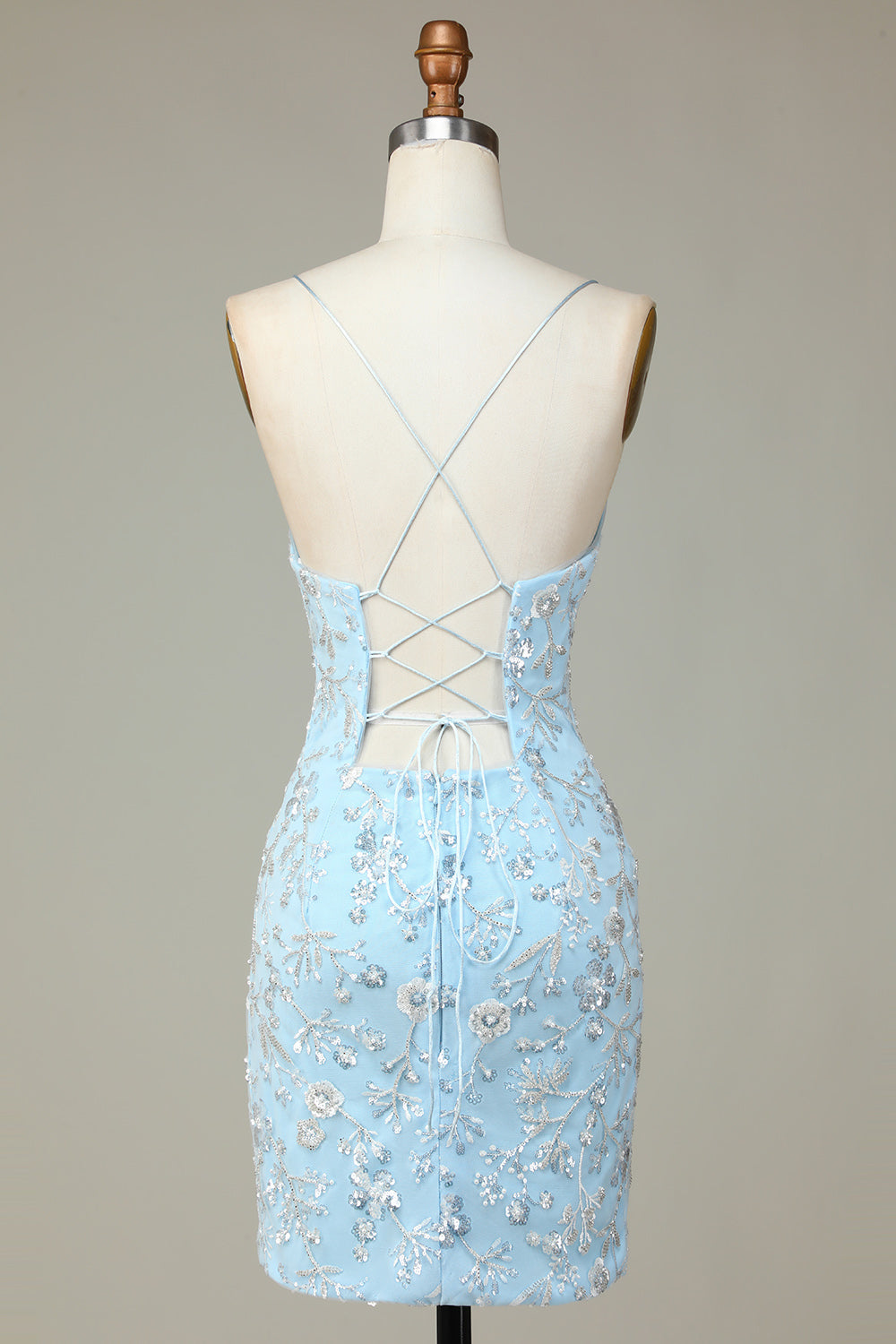 Elegante vestido corto azul claro de tirantes finos y corte ajustado para baile de bienvenida con cuentas