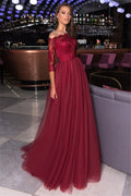 Robe de bal longue en dentelle bordeaux à manches courtes et tulle