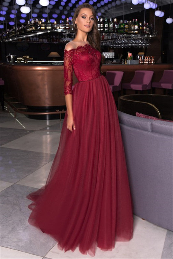 Robe de bal longue en dentelle bordeaux à manches courtes et tulle