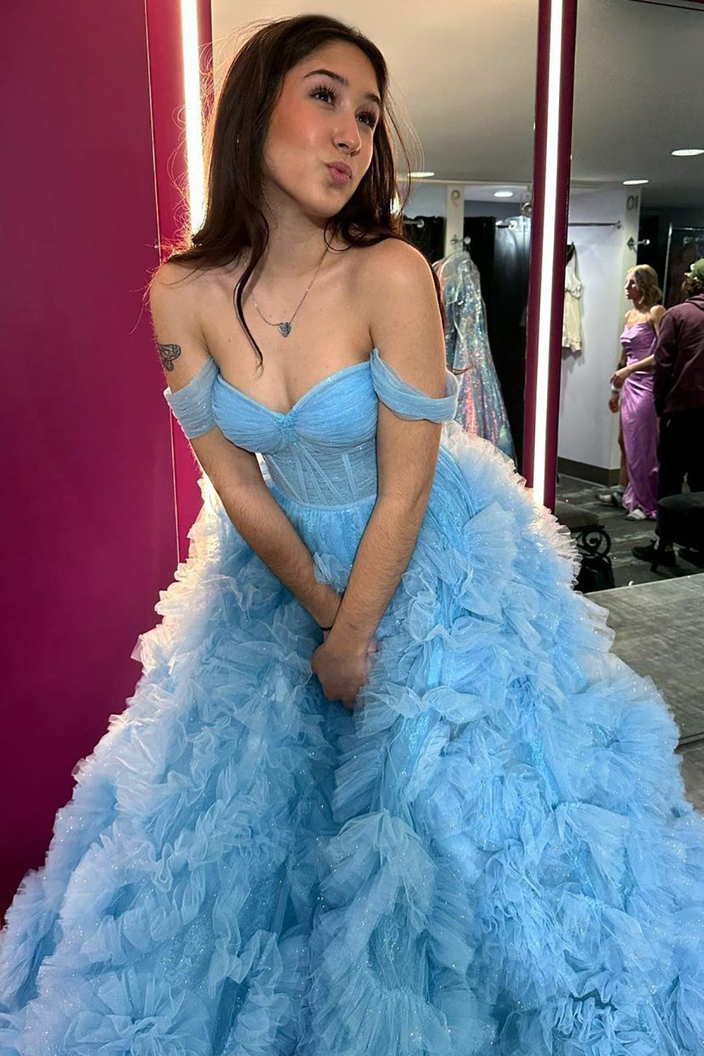 Vestido de graduación azul tipo corsé con hombros descubiertos y volantes