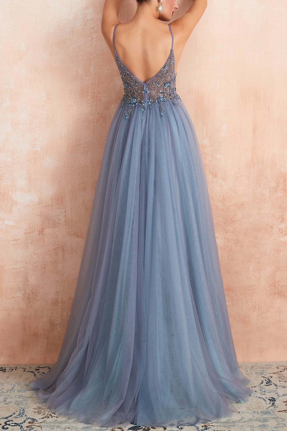 Robe de bal longue bleue à fines bretelles et fente