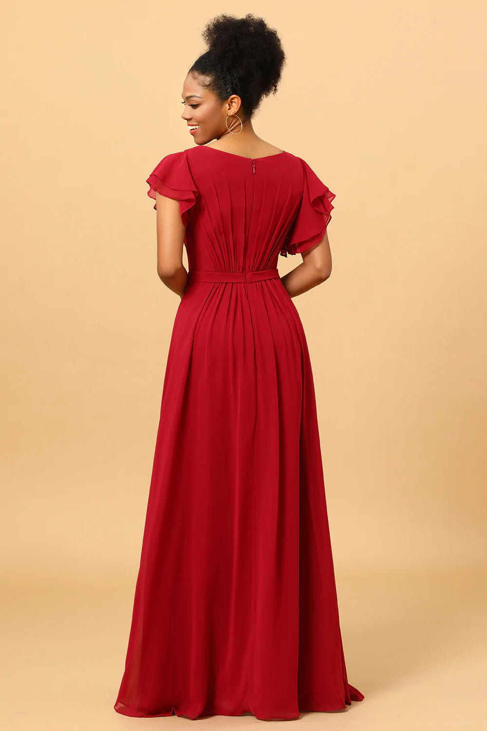 Vestido de dama de honor de gasa color burdeos con mangas con volantes