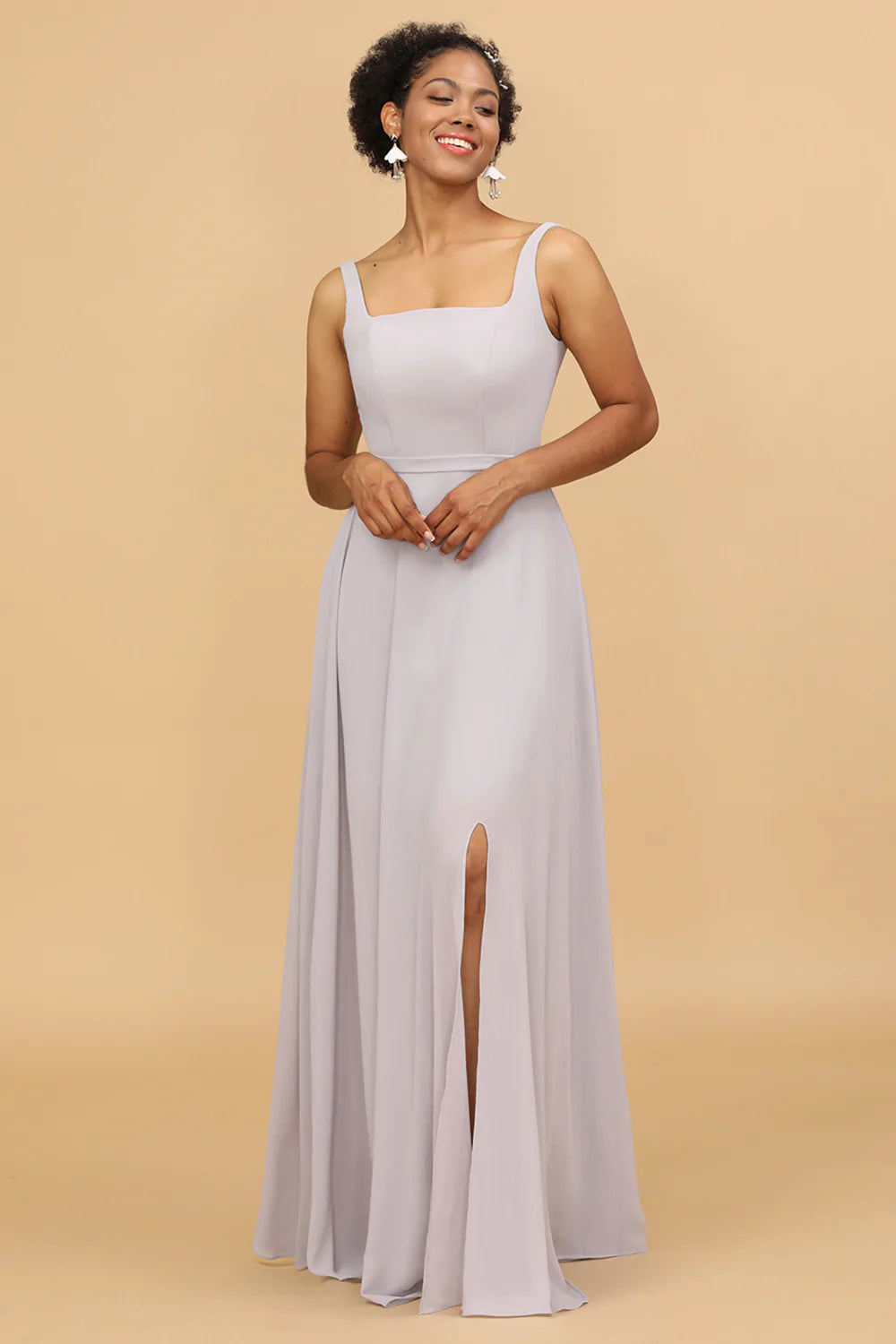 Vestido de dama de honor gris de gasa con escote cuadrado
