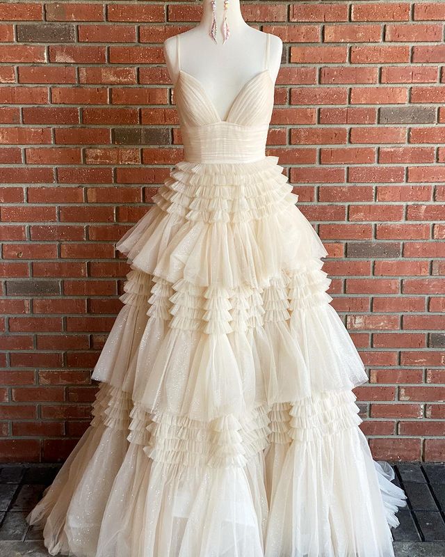 Vestido de gala de tul color champán claro con escote en V y tirantes, modelo Y1875