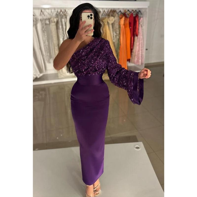 Vestido de noche largo morado con lentejuelas y un hombro al descubierto 