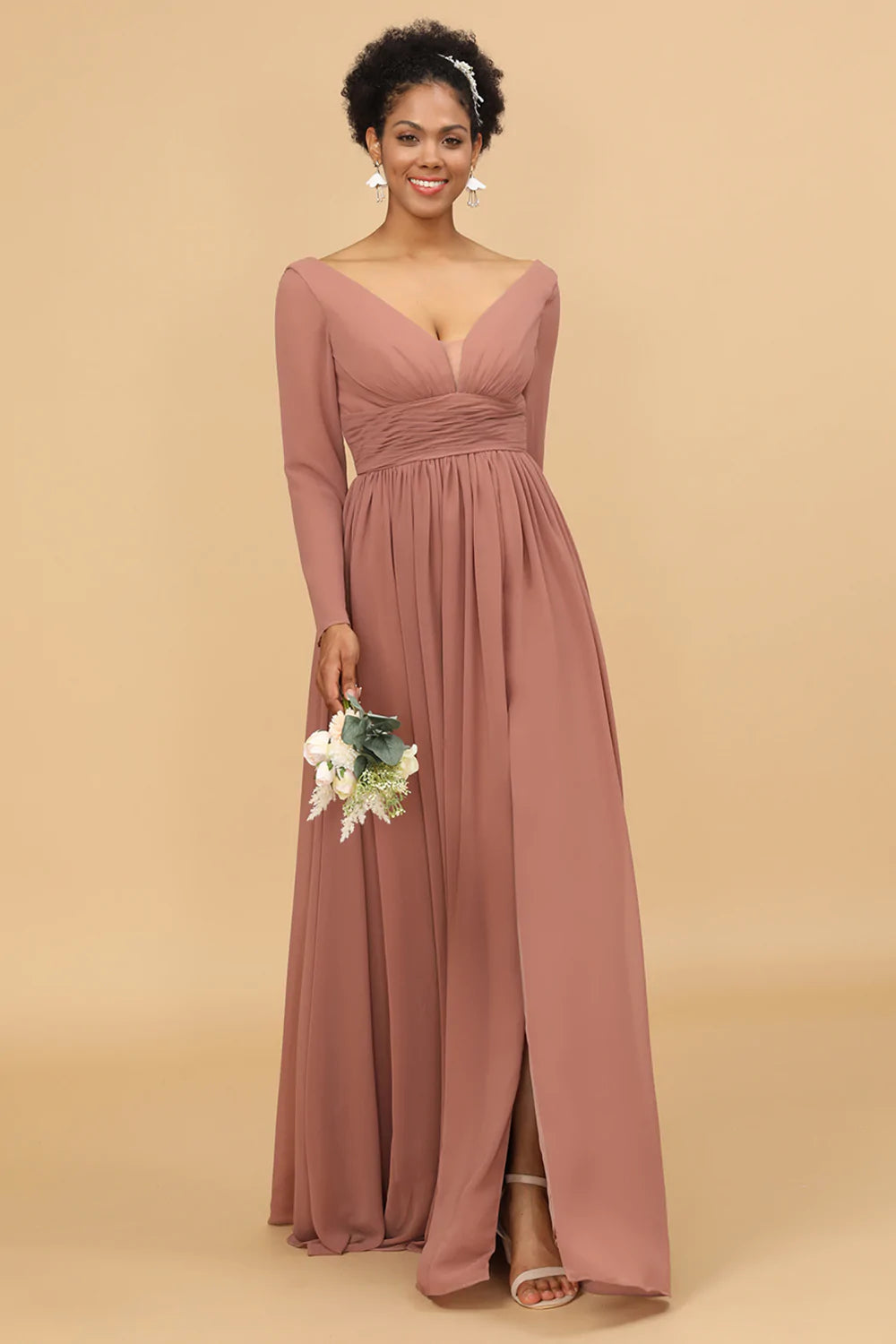 Vestido de dama de honor rosa con cuello en V y mangas largas