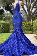 Vestido de fiesta sirena azul real con escote en V, cuello halter y espalda descubierta