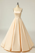 Robe de bal dos nu en satin bleu royal