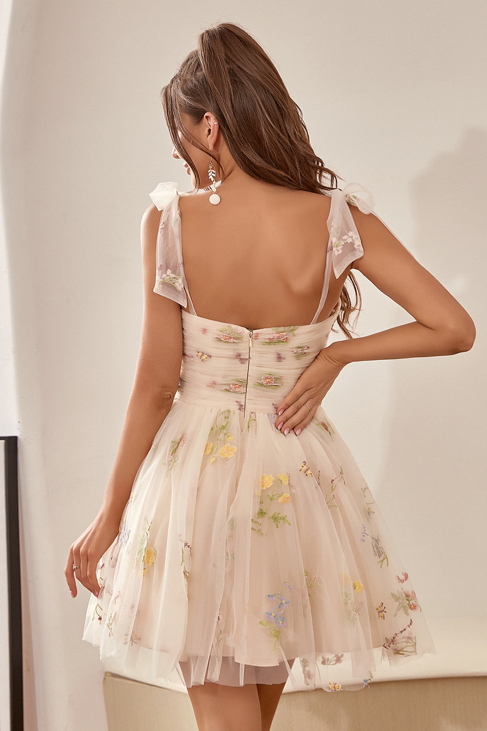 Robe de bal de promo champagne à fines bretelles et coupe trapèze, ornée de broderies.